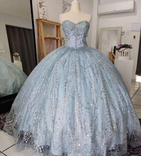 Light Blue Quince, Light Blue Quinceanera Dresses, Wonderland Sweet 16, Blue Quince, Quinceanera Themes Dresses, Quince Hairstyles, Debut Ideas, Quinceanera Dresses Blue, Quinceñera Dresses