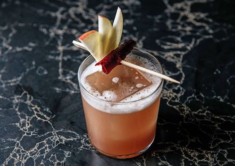 Honey Baked Apples: An Autumnal Apple Cocktail Winter Pimms, Apple Cocktail Recipes, Rye Whiskey Cocktail, Cocktails Made With Gin, Cocktail Inspiration, Apple Cocktail, Honey Baked, Whiskey Cocktail, Cocktail Ideas