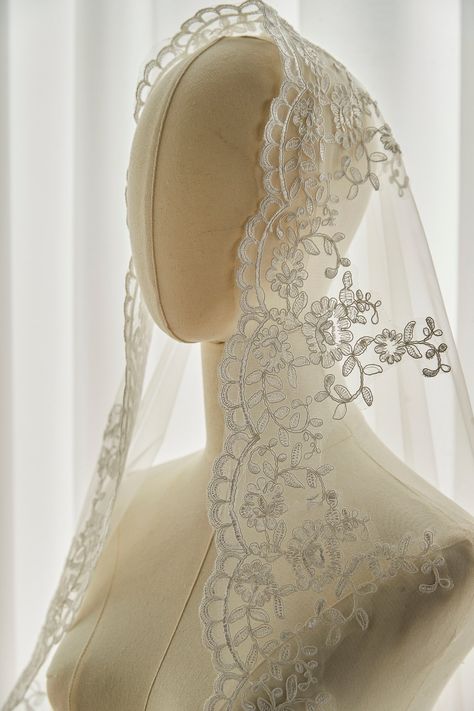 Elegant venice lace veil, it is made with scallop venice lace and soft tulle which allowing your dress to see through. The pattern is designed with delicate scalloped floral and leaf lace edge.  Brides can wear the veil in mantilla or drop style.  A sewn metal comb is on it. Please contact us if you do not need it. ➤We use soft tulle (with small holes) for the veils. If you need the tulle to be stiff (with bigger holes, more see-through), please leave a message when you order it, thank you! ➤Abo Wedding Veil With Tiara, Veil Wedding Dress, Wedding Lace, Tulle And Lace Wedding Dress, Wedding Veil Lace, Veil Pattern, Floral Veils, Long Veils, 1920s Wedding Veil