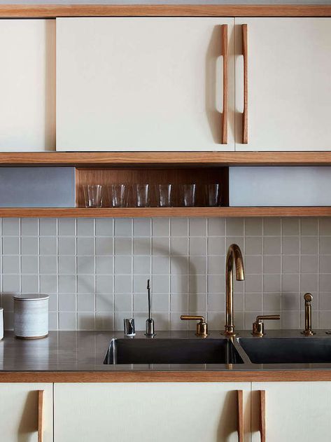 Kitchen Tour: A Cookspace with French Mid-Century Style in Santa Monica - Remodelista Heath Ceramics Tile, So Fresh So Clean, Mcm Kitchen, Kitchen Tour, Mid Century Modern Kitchen, Mid Century Kitchen, Home Decor Paintings, Retro Kitchen, Mid Century Style