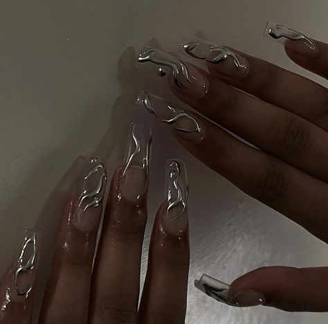 21st Birthday Nails Coffin, Silver Clear Nails, Silver Gel X Nails, Clear Chrome Nails Designs, Metallic Nails Coffin, Birthday Chrome Nails, Silver Birthday Shoot, Silver Pearl Nails, Clear Glass Nail Designs