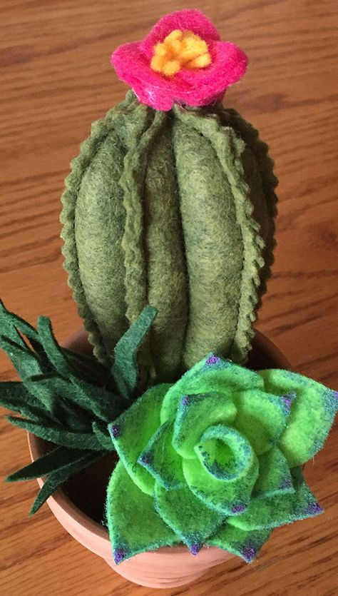 Craft a felt cactus and succulent garden with easy step-by-step instructions. Craft Picnic, Felt Cactus, Easy Felt Crafts, Paper Cactus, Cactus Craft, Projects To Sell, Felt Craft Projects, Faux Cactus, Pet Parade