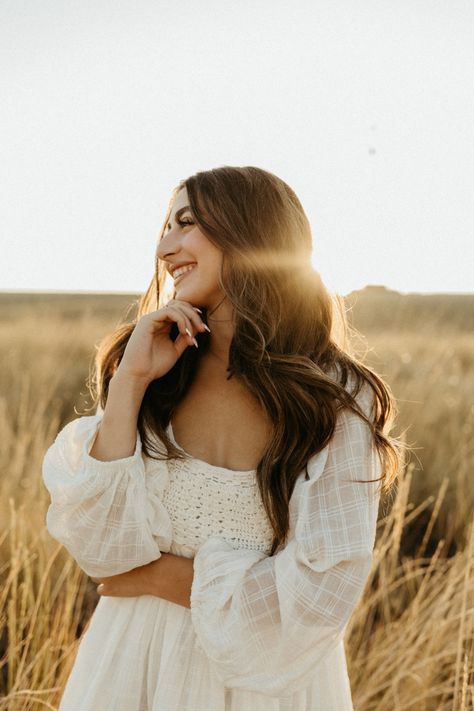 Field Senior Pictures, Senior Photoshoot Poses, Senior Photo Ideas, Senior Portraits Girl, Senior Photography Poses, Senior Portrait Poses, Senior Photo Poses, Senior Photo Outfits, Photographie Portrait Inspiration