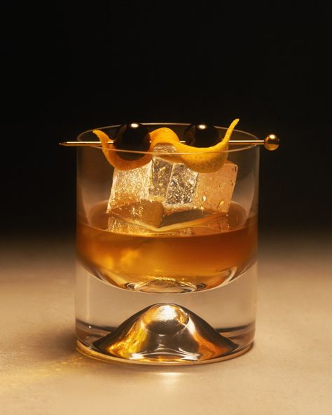 Davis Honey Old Fashioned Whisky Cocktail Recipe | SirDavis® Whisky Old Fashioned, Honey Old Fashioned Cocktail, Whisky Cocktail Recipes, Alcoholic Drink Recipes, Whisky Cocktail, Whisky Cocktails, Brown Derby, Orange Twist, Delicious Drink Recipes