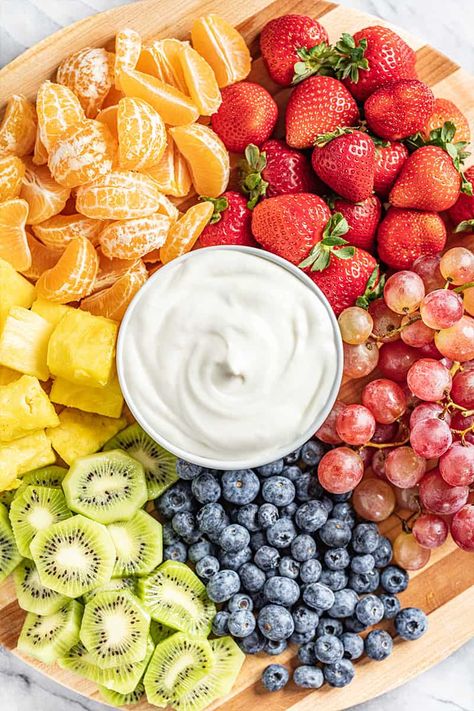 Marshmallow Fruit Dip, Friendsgiving Dessert, Eat More Fruit, Cold Dip, Fruit Platter Designs, Fruit And Veggies, Blueberry Cream Cheese, Charcuterie Inspiration, Cream Cheese Spreads