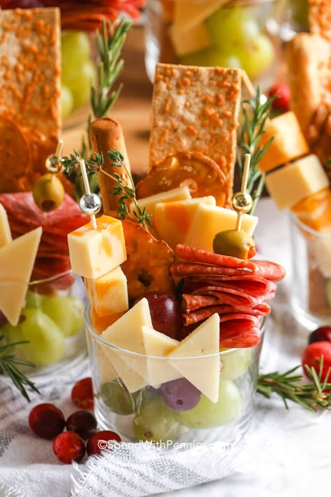 Make these pretty and convenient individual charcuterie cups for ideal portable appetizers that are sure to make an impression at any gathering. These are like tiny charcuterie boards with a selection of meats, cheeses, grapes, pickles, and breadsticks or crackers. It's all arranged in clear plastic cups or glasses. Make them for parties, wedding showers, or anytime a quick, healthy snack is wanted. #charcuteriecups #charcuteriecup #individualcharcuteriecups #spendwithpennies Charcuterie Cups, Charcuterie Ideas, Spend With Pennies, Holiday Appetizer, Charcuterie Board Ideas, Charcuterie Inspiration, Charcuterie And Cheese Board, Charcuterie Recipes, Snacks Für Party