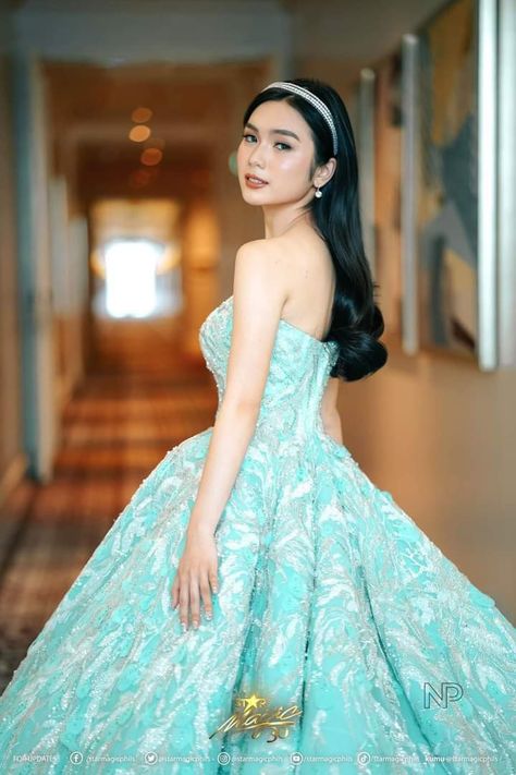 Francine Diaz Gown, Ball Gown Poses, Francine Diaz Photoshoot, Cindrella Dress, Debut Gown, Gown Poses, 18th Ideas, Barbie Castle, Prom Prep