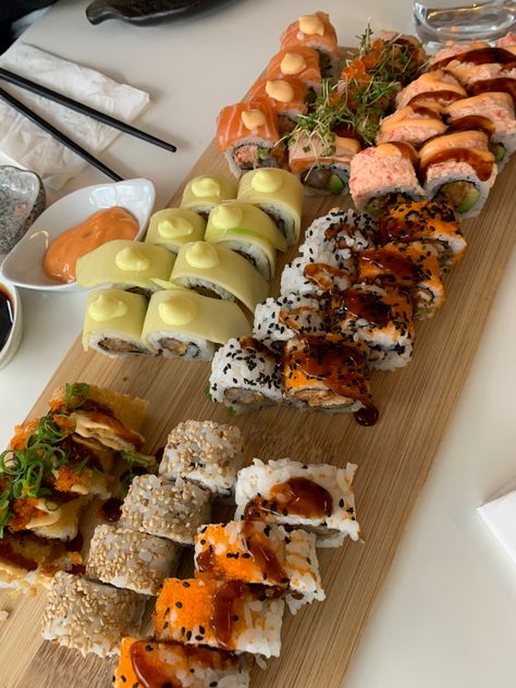 Sushi Board Aesthetic, Sushi Board Ideas, Plats Healthy, Sushi Platter, Think Food, Food Goals, Food Is Fuel, Food Obsession, Cafe Food