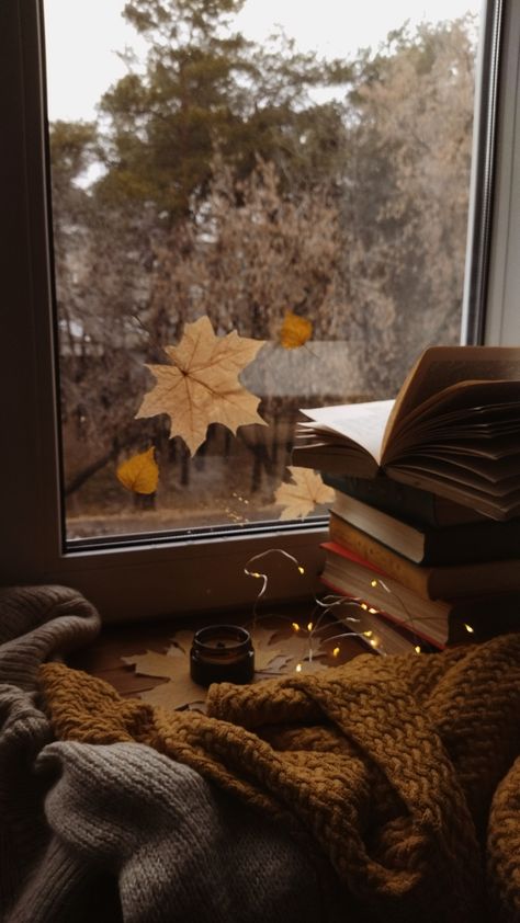 Дождь, осеннее настроение, хюгге, уют, уютный вечер Cozy Fall Reading Aesthetic, Gloomy Fall Aesthetic, Cozy Rainy Day Aesthetic, Cozy Autumn Aesthetic Wallpaper, Rainy Fall Aesthetic, Autumn Vibes Wallpaper, Fall Vibes Wallpaper, Fall Rainy Day, Autumn Feeling