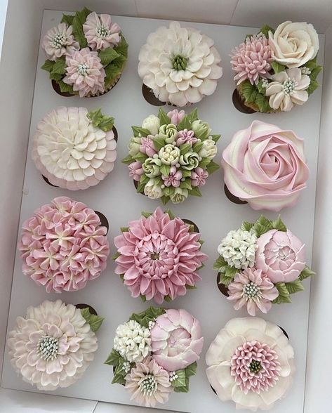 Deco Cupcake, Cupcake Decorating Tips, Buttercream Cake Decorating, Cupcake Cake Designs, Floral Cupcakes, Cake Decorating Piping, Protein Meal, Cupcake Designs, Cake Decorating Designs