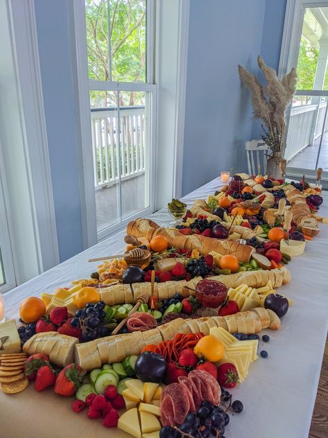 Charcuterie Board Ideas For Baby Shower Boy, Grazing Table Ideas Baby Shower Diy, Baby Shower Charcuterie Table, Fall Wedding Food Ideas Buffet, Baby Shower Grazing Table Ideas, Charcuterie Board Baby Shower Ideas, Baby Shower Food Table Set Up, Wedding Food Ideas Buffet, Fall Wedding Food Ideas