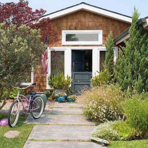 White molding makes this dark front door pop! Entry Molding, Improve Curb Appeal, Grand Entry, Front Walk, Front Walkway, Gardening Inspiration, Suburban House, White Door, Door Casing