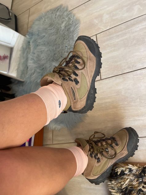 Merrell Shoes Outfit, Cute Hiking Shoes For Women, Hiker Boots Outfit Women, Hiking Shoes Aesthetic, Hiking Boots Aesthetic, Cute Hiking Shoes, Cute Hiking Boots, Trekking Outfit, Hiking Boots Outfit