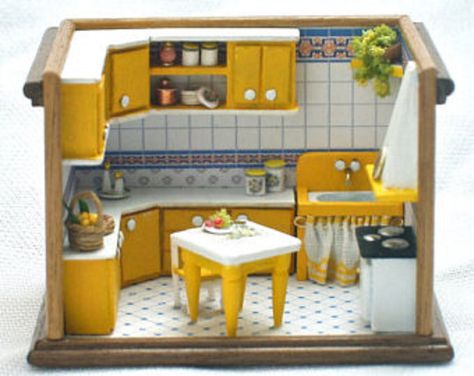 Kitchen Miniature, Yellow Cabinets, Dollhouse Miniatures Kitchen, Doll House Crafts, Barbie Kitchen, Miniature Rooms, Yellow Kitchen, Miniature Kitchen, Miniatures Tutorials