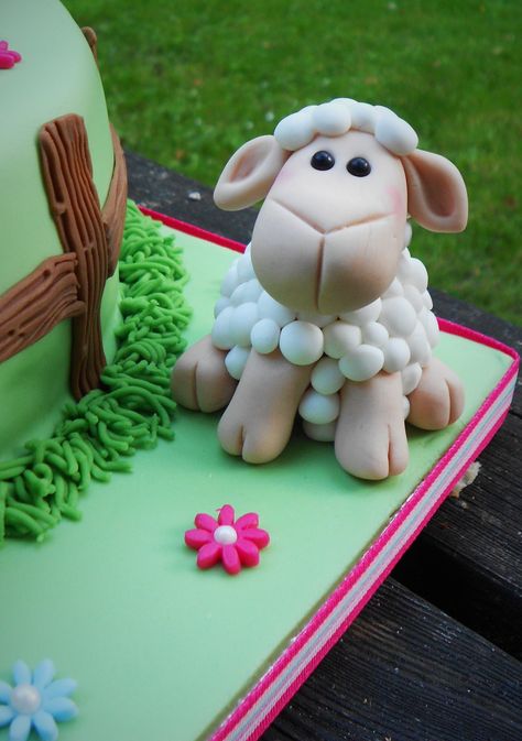 Fondant Sheep Topper, Sheep Fondant, Sheep Wedding, Fondant Giraffe, Barnyard Cake, Sheep Cake, Farm Animal Cakes, Designer Cake, Farm Cake