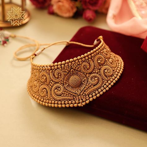 Manubhai Jewellers, Choker Necklace Designs, Choker Designs, Gold Jewelry Simple Necklace, Gold Necklace Indian Bridal Jewelry, Gold Bridal Jewellery Sets, Antique Jewelry Indian, Antique Gold Jewelry, Gold Bride Jewelry