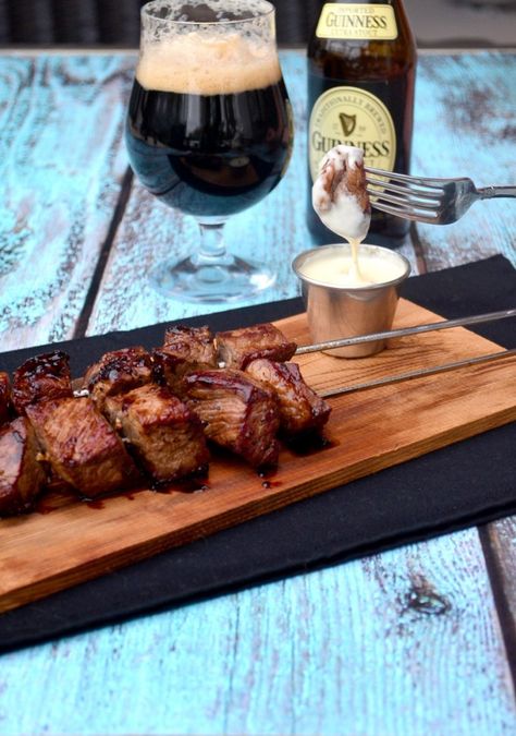 Guinness Steak Skewers with Smoked Gouda Dipping Sauce | @gogogogourmet Irish Potato Bites, Steak Skewers, Fondue Recipes Cheese, Beef Skewers, Bowl Party Food, Fondue Recipes, Smoked Gouda, Superbowl Party Food, Beer Recipes