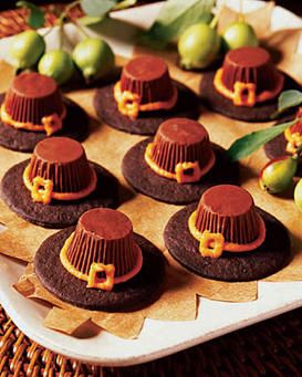 Pilgrim Hats found via Women's Day | Top 10 Tuesday: Fun Thanksgiving Treats http://designdininganddiapers.com/2011/11/top-10-tuesday-fun-thanksgiving-treats/ Thanksgiving Cupcakes, Resepi Biskut, Hat Cookies, Thanksgiving Treats, Thanksgiving Fun, Snacks Für Party, Thanksgiving Desserts, Holiday Treats, Thanksgiving Recipes