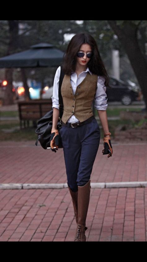 Sleeveless Vest Jacket, Mode Tips, Brown Vest, Pants White, Vest Outfits, Tomboy Fashion, 가을 패션, Navy Pants, Business Casual Outfits