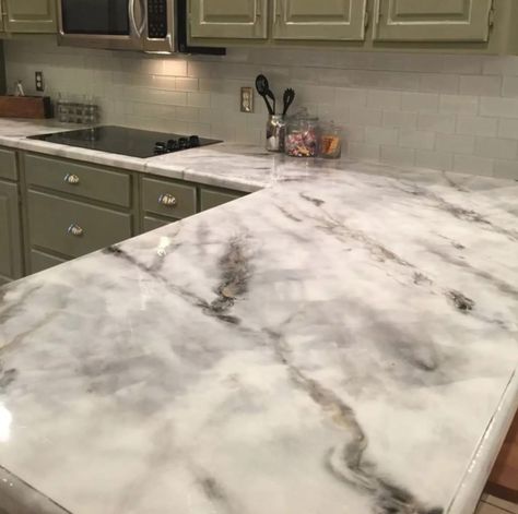 Marble is a gorgeous stone that exudes classical elegance, but it can cost a fortune. Marbleizing is a skillful technique you can use to create a faux marble finish that takes any piece to the next level. You can do marbleize a variety of surfaces, like ceramic tile, Formica countertops, kitchen cabinets, backsplash wo Faux Marble Countertop, Replacing Kitchen Countertops, Interior Design Blogs, Kitchen Remodel Countertops, Diy Kitchen Countertops, Formica Countertops, Kitchen Countertop Materials, Painting Countertops, Epoxy Countertop