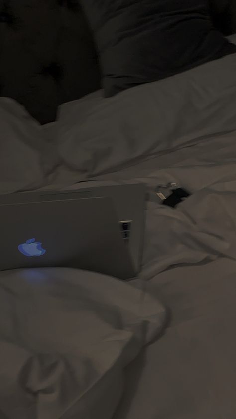 Bedroom Aesthetic Instagram Story, Computer On Bed Aesthetic, Good Night Bed Snapchat, Night Bed Pics, Fake Bedroom Snaps Night, Goodnight Aesthetic Bed, Bed Snapchat Night, Laying In Bed Aesthetic Night, Bed Wallpaper Aesthetic