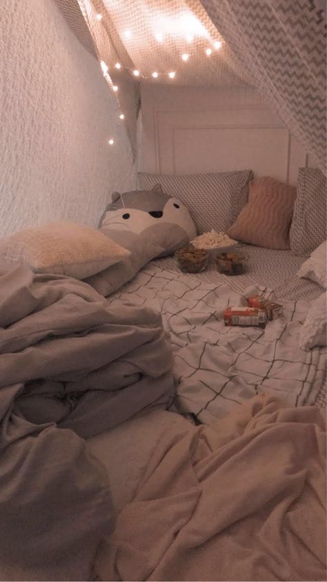 ✬ cute room designs ✬ Cute Sleepover Room Ideas, Fort For Sleepovers, Aesthetic Blanket Fort, Bed Fort Ideas Diy, Easy Blanket Fort Ideas, Fort Inspo Easy, Blanket Nest Aesthetic, Cute Fort Ideas, Sleepover Room Ideas