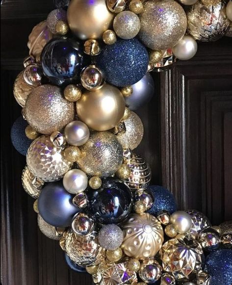 Wreath Business, Green Christmas Tree Decorations, Bauble Wreath, Blue Christmas Decor, Door Hangings, Gold Ornament, Great Danes, Buying A House, Elegant Christmas Trees