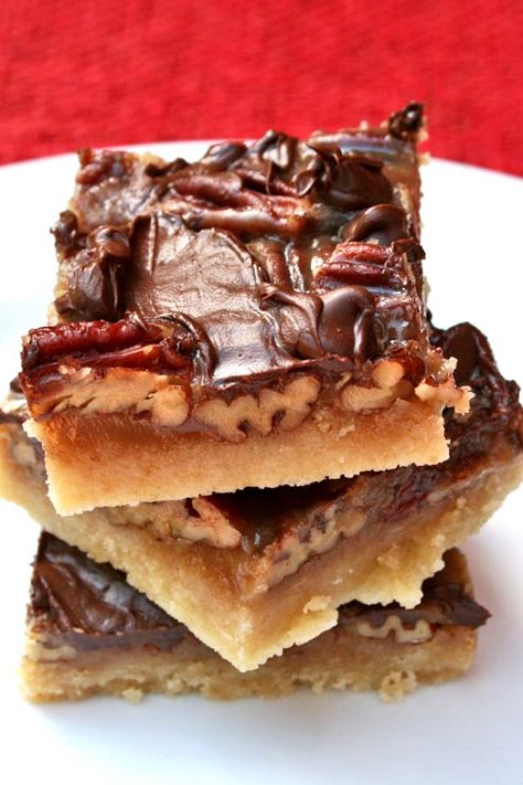 Pecan Turtle Bars - Recipes Food and Cooking Turtle Squares Pecans, Turtle Pecan Bars, Turtle Bars Pecan, Turtle Squares, Pecan Turtle Bars, Turtle Bars Recipe, Chocolate Shakeology Recipes, Turtle Bars, Chocolate Smoothie Recipes