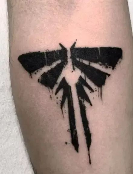 40+ Last Of Us Tattoo Ideas For A Gamer's Dream Come True! -  #Dream #Gamers #Ideas #Tattoo #True The Last Of Us Firefly Symbol, Firefly Tattoo The Last Of Us, Ellie Tattoo The Last Of Us Part 2, Tatouage The Last Of Us, Got Tattoo Ideas, Tatuagem The Last Of Us, Game Tattoo Designs, Ellie Tlou Tattoo, Gamer Tattoo Ideas