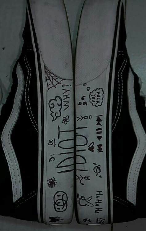 Drawing On Shoes Aesthetic Grunge, Drawn On Converse Grunge, Things To Draw On Your Converse, Writing On Shoes, Drawings On Shoes, Things To Draw On Converse, Shoe Writing, Doodle Shoes, Diy Converse