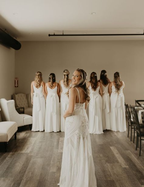 Bridesmaid First Look, Bride And Bridesmaid Pictures, Wedding Photo List, Bridesmaid Poses, Bridesmaid Pictures, Wedding Shot List, Bridal Party Getting Ready, Bridesmaid Photoshoot, Bridal Parties Pictures