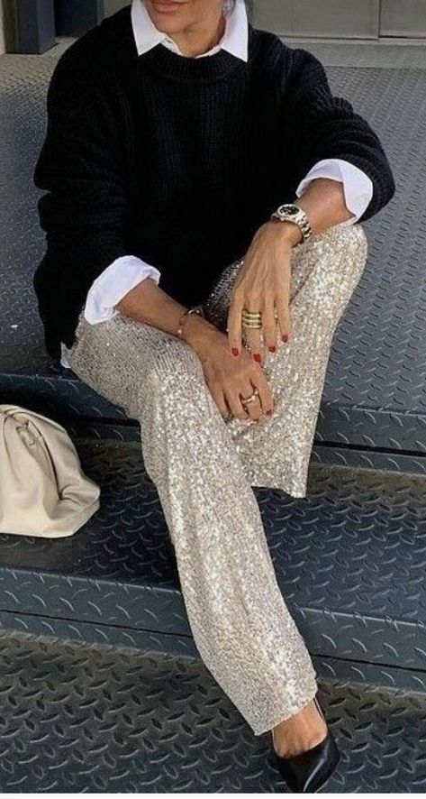 Sequins Pants Outfit, Mode Over 50, Mode Kimono, White Clothing, Sequin Pants, Mode Casual, Looks Street Style, Fashion Over 50, Winter Fashion Outfits