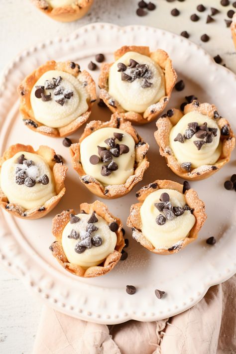 Discover the joy of Mini Cannoli Cups! Our easy recipe brings you bite-sized bliss with creamy, crispy perfection in every cup. Cannoli Bites Recipe, Cannoli Bites, Cannoli Cups, Boat Picnic, Mini Cannoli, Mini Sweets, Creative Snacks, Mini Dessert, Bite Size Desserts