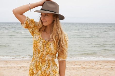 Everything Australian on Instagram: “A little bit country casual, a little bit boho chic, but not too much of either, the Akubra Traveller is the hat that’s going to be a…” Boho Hat Outfit, Akubra Hat, Aussie Hat, Hat Trends, Akubra Hats, Short Brim Hat, Australian Country, Leotard Fashion, Australian Style