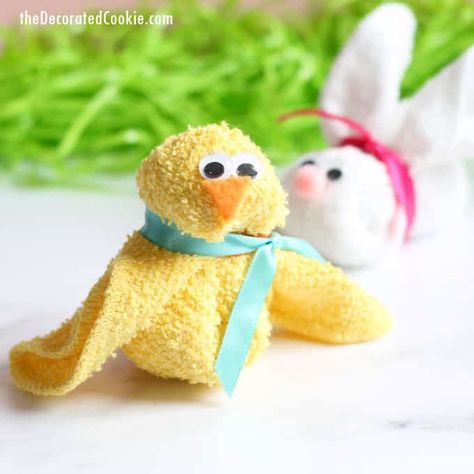 EASY wash cloth animals: These wash cloth bunnies and chicks take minutes to make and are a cute addition to an Easter basket or baby shower gift. Video how-tos. Wash Cloth Animals, Washcloth Bunny, Origami For Kids Animals, Cloth Animals, Washcloth Animals, Washcloth Crafts, Origami For Kids, Easter Baby Shower, Gift Video