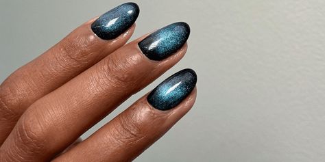 15 Blue Velvet Nail Ideas That Prove the Metallic Mani Is Here to Stay Purple Manicure, Magnetic Polish, Subtle Cat Eye, Velvet Nails, Winter Manicure, Glittery Nails, Blue Polish, Velvet Flowers, Cat Eye Nails