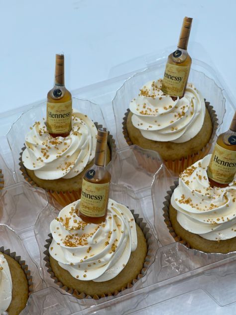 Hennessy Cupcakes, Boozy Cupcakes Recipes, Infused Cupcakes, Boozy Cupcakes, Martini Party, Impressive Appetizers, Small Birthday Cakes, 50 Party, Cakes Design