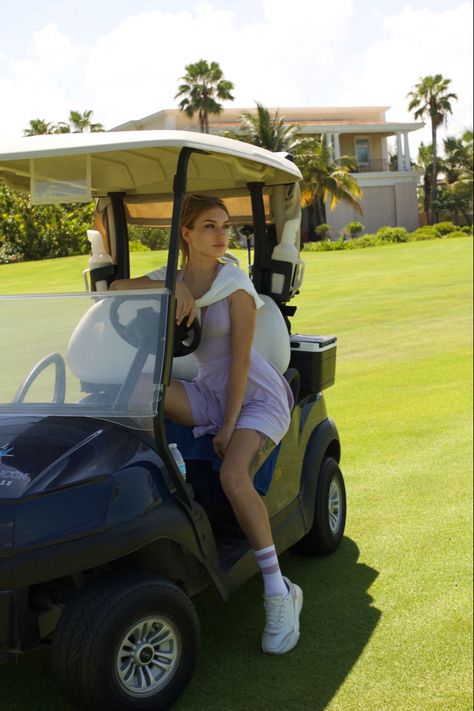 golf clothes, golf car, golf aesthetics, classic golf, photo ideas, beautiful girl Golf Cart Girl Aesthetic, Iconic Golf Photos, Golf Picture Ideas, Golf Cart Aesthetic, Golf Portraits, Golf Girl Aesthetic, Caddy Girls, Golf Photoshoot, Golf Aesthetics