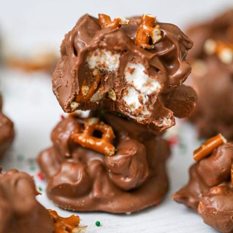 Marshmallow Dessert, Pretzel Chocolate, Marshmallow Fudge, Chocolate Deserts, Easy Candy Recipes, Chocolate Marshmallow, Easter Desserts, Candy Treats, Covered Pretzels