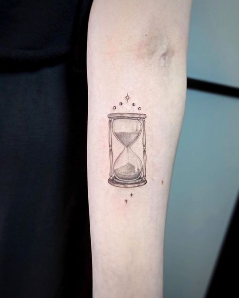 Realsim hour glass tattoo https://instagram.com/javitravi_studio?igshid=YmMyMTA2M2Y= Glass Timer Tattoo, Sand Dial Tattoo, Hour Glass Tattoo Minimalist, Minimalist Hourglass Tattoo, Hour Glass Tattoo Designs For Women, Hour Glass Tattoo Ideas, Hourglass Tattoo Simple, Hour Glass Tattoo Ideas Unique, Small Hourglass Tattoo