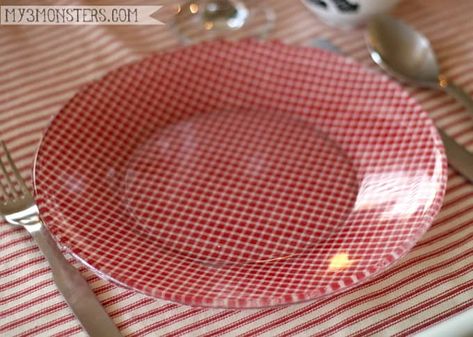 DIY Mod Podge Plates Your Guests Will Love Diy Decoupage Plates, Mod Podge Glass, Dishwasher Safe Mod Podge, Diy Mod Podge, Decoupage Plates, Clear Glass Plates, Mod Podge Crafts, Magic Crafts, Holiday Plates