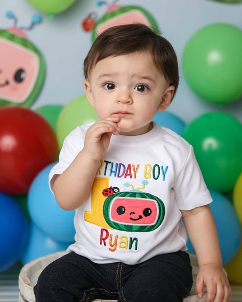 Cocomelon Photoshoot Ideas, Cocomelon Photoshoot, Birthday Photoshoot Ideas Kids, Cocomelon Birthday Shirts, Cocomelon Party Ideas For Boy, Cocomelon First Birthday, Photoshoot Ideas Kids, Birthday Photoshoot Ideas Boys, Lion King Birthday Party Ideas