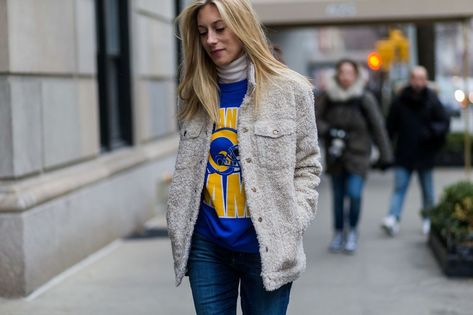 image Super Bowl Outfit, Game Outfit, Hijab Look, Oufits Casual, La Rams, Sport Chic, Outfit Women, Sporty Chic, Sports Illustrated