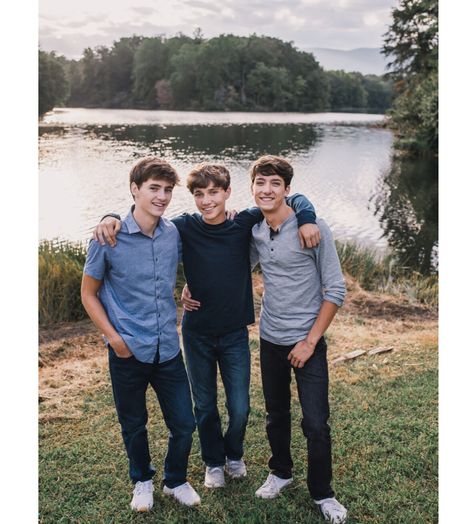 Brothers Posing Ideas, 3 Boys Photoshoot Ideas, Teenage Brother Photoshoot, Older Brothers Photo Shoot, Brothers Photo Shoot, Brother Poses, Adult Family Photos, Guys Photography, Sibling Photoshoot