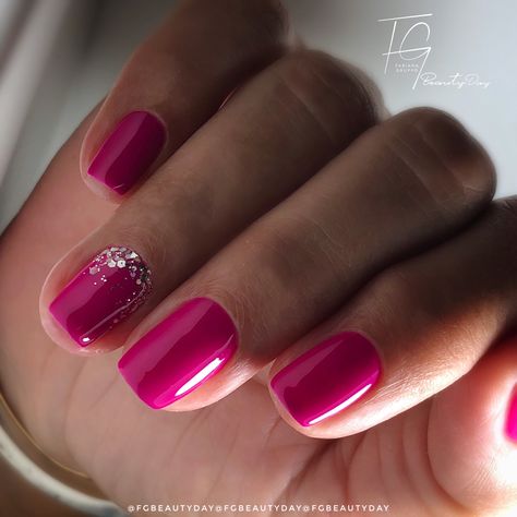 Fuschia Nail Designs, Fuscia Nails Design, Fiusha Nails, Berry Pink Nails, Fuschia Nails Design, Pink Accent Nails, Magenta Nails Design, Nails Fucsia, Fucsia Nails