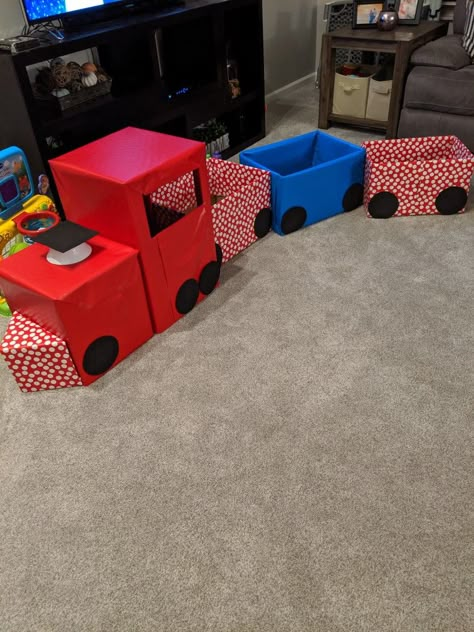 Train Toy Box Diy, Make A Train Out Of Boxes, Train Made Out Of Boxes, Train Made Out Of Cardboard Boxes, Train Out Of Boxes, Box Train Diy Cardboard, Train From Cardboard Boxes, Train Wrapping Ideas, Train Gift Wrapping Ideas