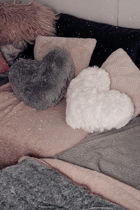 Pillow Pile Aesthetic, Bed With Cute Pillows, Soft Pillow Aesthetic, Cute Decor Pillows, Almoadones Ideas Decor, Cojines Aesthetic, Cute Pillows Aesthetic, Aesthetic Pillows, Pillow Aesthetic