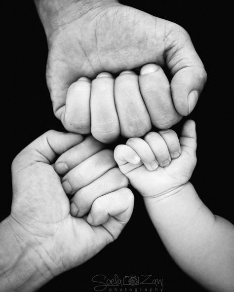 soela zani on Instagram: “#family #newborn #detail #hands #together #togetherforever #blackandwhite #blackandwhitephotography #familyphotography #familygoals…” Baby Boy Newborn Photography, Baby Fotografie, Monthly Baby Photos, Baby Pictures Newborn, Newborn Family Photos, Baby Photoshoot Boy, Newborn Photography Poses, Newborn Baby Photoshoot, Baby Boy Photography