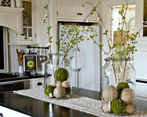 décoration originale en grands bocaux vintage et composition de branches fleuries Island Centerpiece, Kitchen Island Centerpiece, Big Jars, Kitchen Island Bench, Spring Flower Arrangements, Kitchen Island Decor, Island Decor, Farmhouse Decoration, Decoration Originale