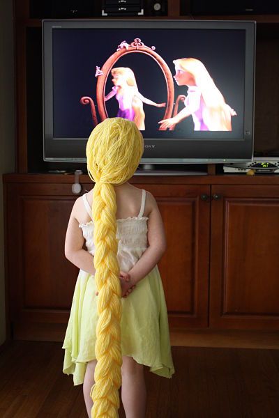 Free Rapunzel Dress Pattern and 4 Rapunzel Hair Tutorials Rapunzel Wig, Diy Fantasia, Dress Up Wardrobe, Wig Tutorial, Yarn Wig, Rapunzel Disney, Rapunzel Hair, Purim, Diy Costumes